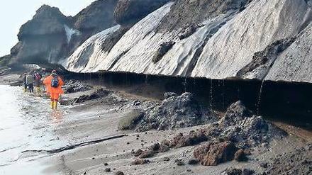 Angefressen. Das Meer beißt sich in den auftauenden Boden.
