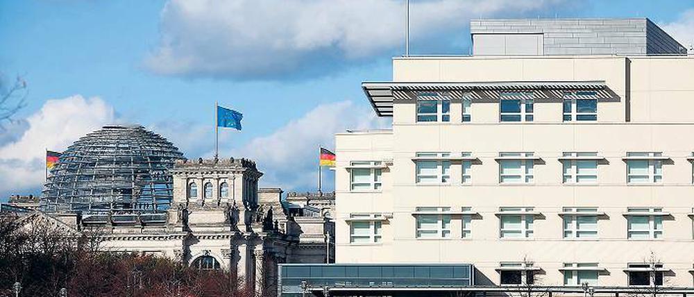 Big Brother is listining to you. Die US-Botschaft liegt direkt am Regierungsviertel, was sich nun als fatal erweisen könnte.