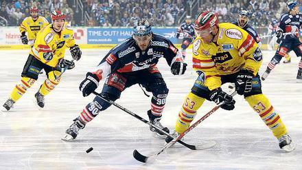 Fehlende Präsenz auf dem Eis. Constantin Braun (l.) hat in dieser Saison wegen seiner Erkrankung noch kein Spiel bestreiten können. Wann der spielerisch beste Verteidiger der Eisbären wieder in der DEL auflaufen kann, ist aber derzeit völlig offen.