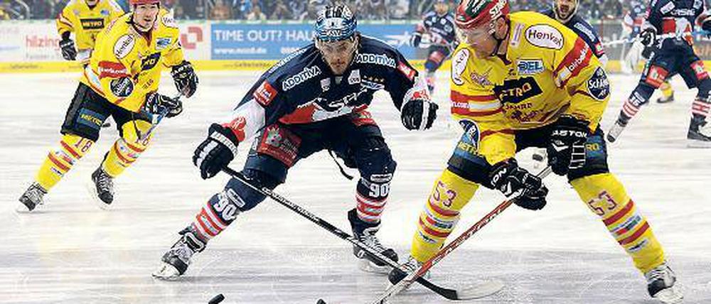 Fehlende Präsenz auf dem Eis. Constantin Braun (l.) hat in dieser Saison wegen seiner Erkrankung noch kein Spiel bestreiten können. Wann der spielerisch beste Verteidiger der Eisbären wieder in der DEL auflaufen kann, ist aber derzeit völlig offen.