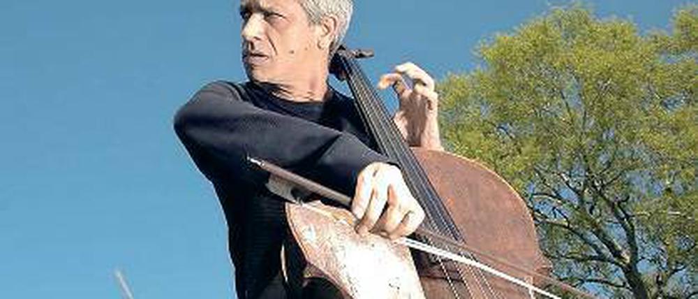 Ambitioniert. Giovanni Sollima legt mit dem Cello Klangschichten frei.