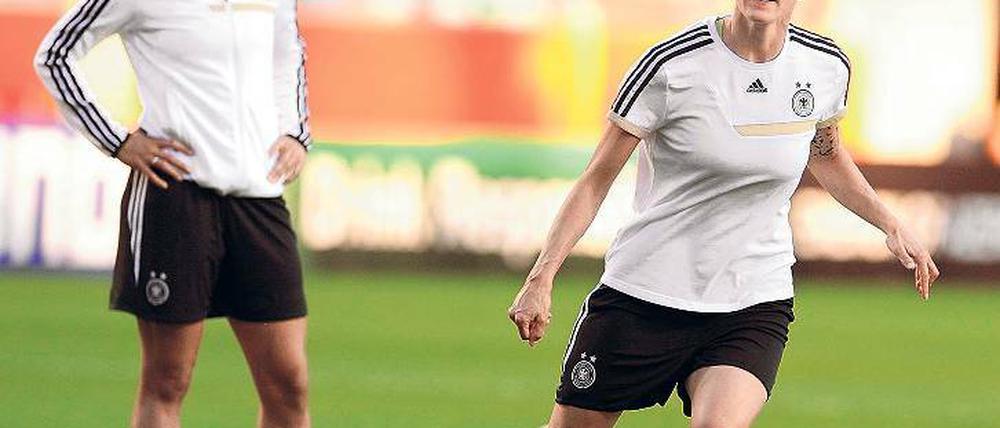 Dreierpacks in Slowenien. Anja Mittag (rechts) und Celia Sasic – hier beim Training – steuerten je drei Tore zum deutschen 13:0-Sieg in der WM-Qualifikation bei.