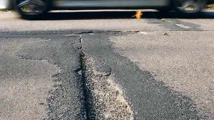Kraterlandschaft. Dass ein solcher Straßenzustand Fahrzeuge schädigt, wird inzwischen sogar aus der Potsdamer Stadtverwaltung eingeräumt.
