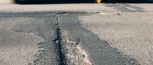 Kraterlandschaft. Dass ein solcher Straßenzustand Fahrzeuge schädigt, wird inzwischen sogar aus der Potsdamer Stadtverwaltung eingeräumt.