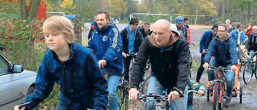 Protest: Rund 80 Radfahrer forderten am Samstag mehr Sportplätze.