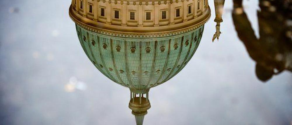 Die Potsdamer Nikolaikirche - hier als Spiegelung in einer Pfütze.