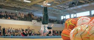 Kopfstand im Neubau. Die Halle kostete 4,3 Millionen Euro.