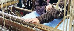 Flink. Wer der Weberin über die Schulter schaut hat Mühe alles zu erfassen.