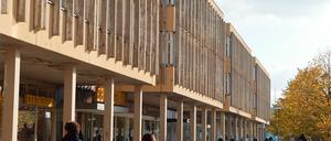 Das Schaufenster der Fachhochschule Potsdam könnte ein Freiraum sein, solange das Haus nicht abgerissen wird. Das aber will die Stadt nicht.