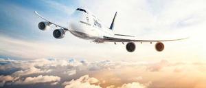 Über den Wolken. Demnächst fliegt eine Boeing 747-8 unter dem Namen „Potsdam“ auf Interkontinental-Flügen für die Lufthansa. Der Super-Jumbo wird am 6. November im Potsdamer Rathaus getauft – freilich in Abwesenheit des gut 76 Meter langen Flugzeuges. Die alte „Potsdam“, die 1990 getauft wurde, ist mittlerweile von der Lufthansa verkauft worden.