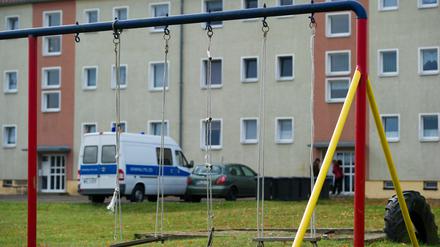 Ein leerer Kinderspielplatz am 24.10.2013 vor einem Mehrfamilienhaus im Oderbruchort Golzow, wo zuvor ein totes Baby gefunden wurde.