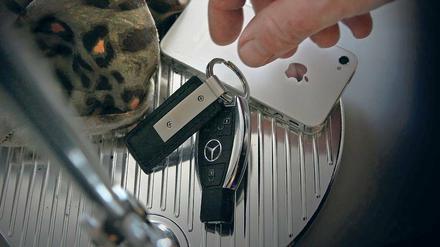 Schneller Griff. Meist wird der Autoschlüssel direkt im Eingangsbereich abgelegt. Das nutzen die Diebe aus. Wenn sie einbrechen, greifen sie blitzschnell zu und fahren dann mit dem Luxusauto davon. Auch in Stahnsdorf wird das mittlerweile zum Problem.