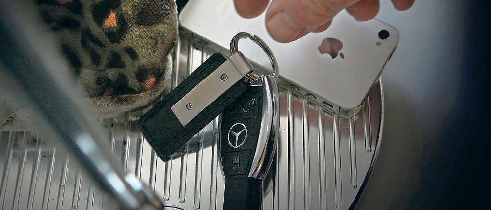 Schneller Griff. Meist wird der Autoschlüssel direkt im Eingangsbereich abgelegt. Das nutzen die Diebe aus. Wenn sie einbrechen, greifen sie blitzschnell zu und fahren dann mit dem Luxusauto davon. Auch in Stahnsdorf wird das mittlerweile zum Problem.