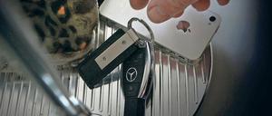 Schneller Griff. Meist wird der Autoschlüssel direkt im Eingangsbereich abgelegt. Das nutzen die Diebe aus. Wenn sie einbrechen, greifen sie blitzschnell zu und fahren dann mit dem Luxusauto davon. Auch in Stahnsdorf wird das mittlerweile zum Problem.
