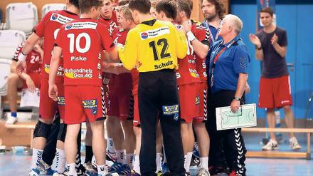 Im Herzen VfLer. Marc Thiele (hinten, rechts) spielte einige Jahre beim VfL Potsdam, nun ist er als Co-Trainer zurück und schwört sich mit der Mannschaft gemeinsam für die Drittligapartie am Samstag gegen Mecklenburg-Schwerin ein.
