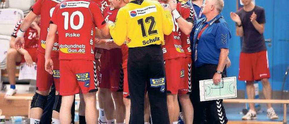Im Herzen VfLer. Marc Thiele (hinten, rechts) spielte einige Jahre beim VfL Potsdam, nun ist er als Co-Trainer zurück und schwört sich mit der Mannschaft gemeinsam für die Drittligapartie am Samstag gegen Mecklenburg-Schwerin ein.