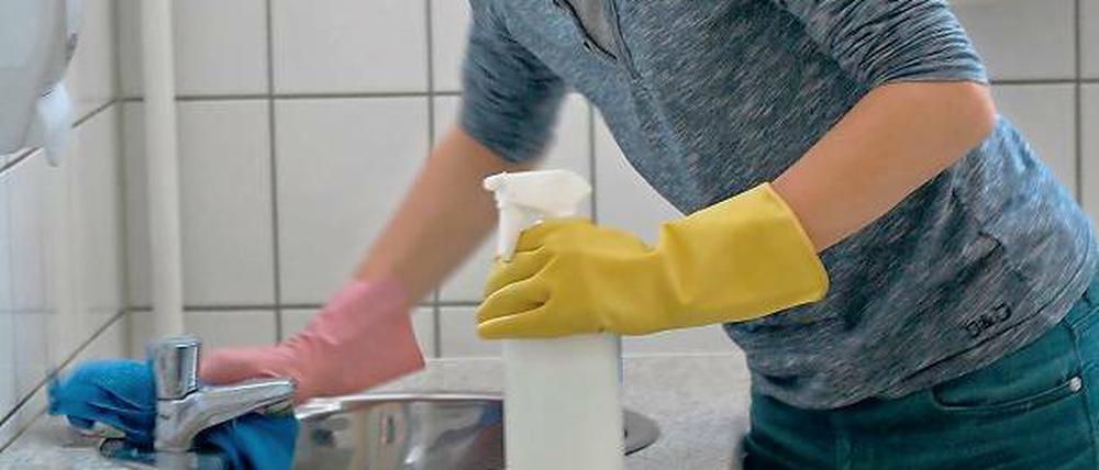 Blitzeblank. An der Waldorfschule sorgen die Schüler selbst fürs Putzen – auch in den Toilettenräumen. Die Jobs sind sogar besonders begehrt, weil es mehr Geld gibt.