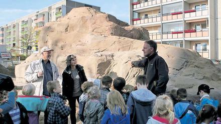 Vorfreude. Ab Weihnachten können die Kinder auf den beiden Felsen klettern.
