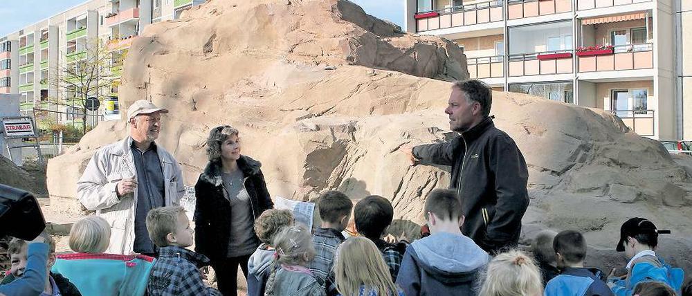 Vorfreude. Ab Weihnachten können die Kinder auf den beiden Felsen klettern.