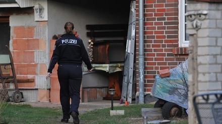 Die Polizei am Fundort des toten Säuglings in Glindow.