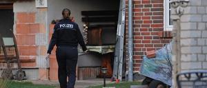 Die Polizei am Fundort des toten Säuglings in Glindow.