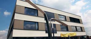 Neu und zu klein. Im August war das Stahnsdorfer Gymnasium eröffnet worden. Schon im kommenden Schuljahr gibt es hier ein Platzproblem – da das auch für die zwei anderen Gymnasien in der Region gilt, wird über einen weiteren Neubau nachgedacht.