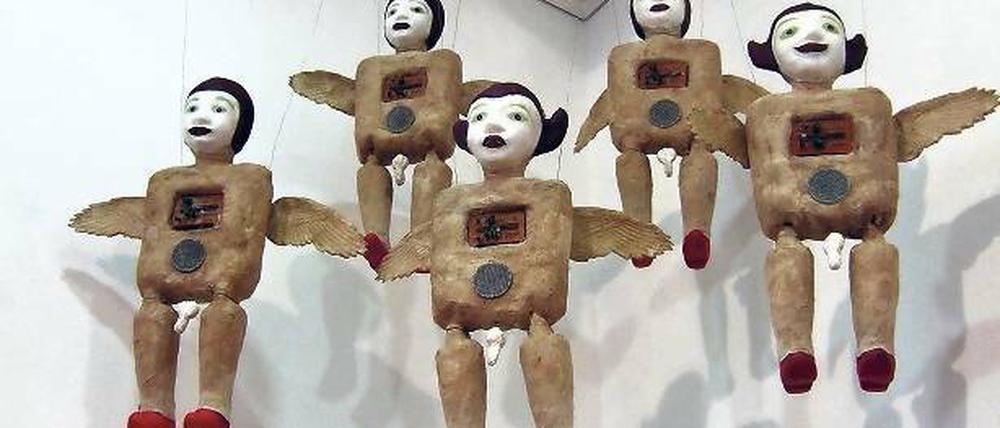 Sind keine Teletubbies. Derartige Wesen fliegen oft durch die Kunstwelt von Heri Dono.