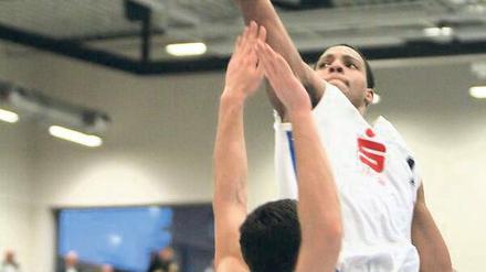 Das Ziel fest im Visier. Richard Thomas als Top-Scorer gegen Wolfenbüttel und die Basketballer der RSV Eintracht haben als ungeschlagener Tabellenführer der 2. Basketball-Bundesliga Pro B die Play-Off-Plätze weiterhin fest im Blick.