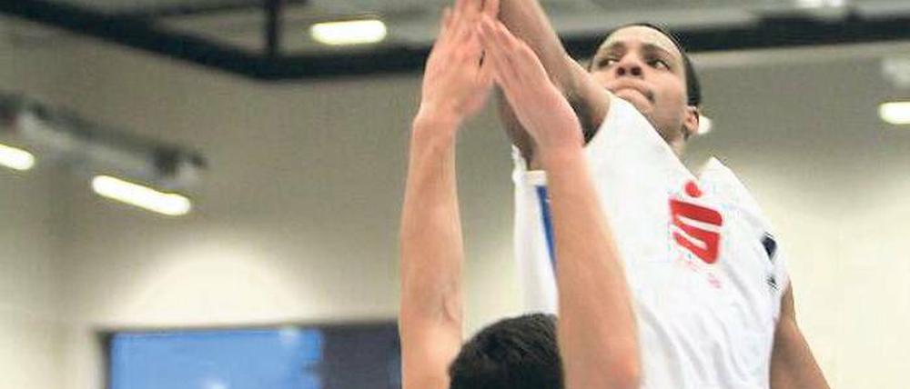 Das Ziel fest im Visier. Richard Thomas als Top-Scorer gegen Wolfenbüttel und die Basketballer der RSV Eintracht haben als ungeschlagener Tabellenführer der 2. Basketball-Bundesliga Pro B die Play-Off-Plätze weiterhin fest im Blick.