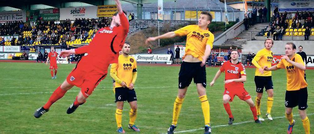 Luftduell in Plauen. Babelsbergs Sascha Ro- de (l.) köpft aufs VFC-Tor.
