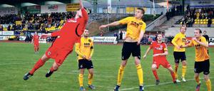 Luftduell in Plauen. Babelsbergs Sascha Ro- de (l.) köpft aufs VFC-Tor.