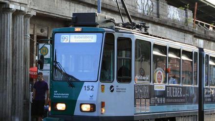 In der Tram nach Babelsberg pöbelte der Mann weiter.