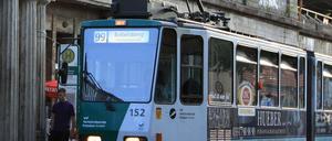 In der Tram nach Babelsberg pöbelte der Mann weiter.