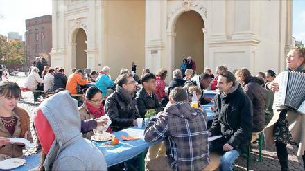 Jung und Alt. Miteinander ins Gespräch kommen – das ist das Ziel des Projekts Lange Tafel. In Potsdam fand es zum ersten Mal statt, soll aber zur Tradition werden.