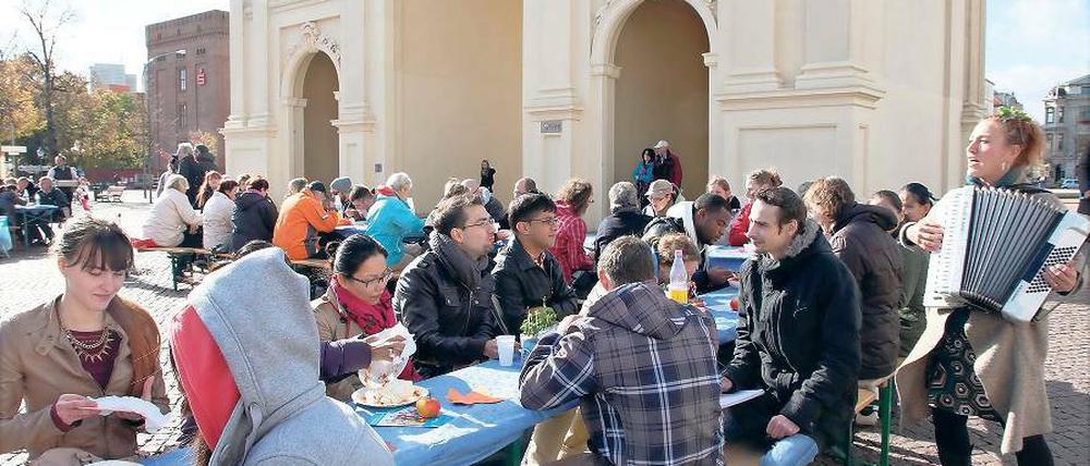 Jung und Alt. Miteinander ins Gespräch kommen – das ist das Ziel des Projekts Lange Tafel. In Potsdam fand es zum ersten Mal statt, soll aber zur Tradition werden.