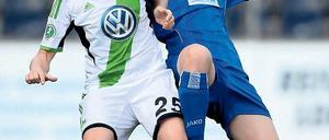Duell zweier Torschützinnen. Potsdams Pauline Bremer (rechts) versucht hier, den Ball vor Wolfsburgs Martina Müller zu behaupten. Am Ende gab es keinen Sieger.