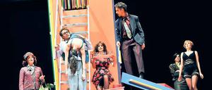Komödie der Irrungen und Wirrungen um eine Handvoll Frauen und einen abwesenden Mann. Das Musical „Frauen am Rande des Nervenzusammenbruchs“ im Hans Otto Theater setzt auf Farben, auf Schnelligkeit, auf Überforderung und vor allem auf die Musik.