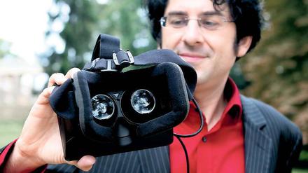 Kopfkino. Sven Schreiber mit dem Prototyp der VR-Brille.