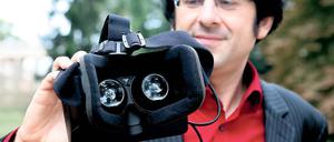 Kopfkino. Sven Schreiber mit dem Prototyp der VR-Brille.