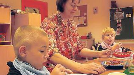 Gut behütet. Die erste Klasse mit vier Kindern betreuen zwei Lehrerinnen.