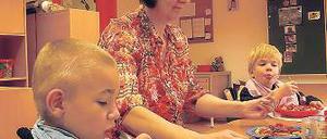 Gut behütet. Die erste Klasse mit vier Kindern betreuen zwei Lehrerinnen.