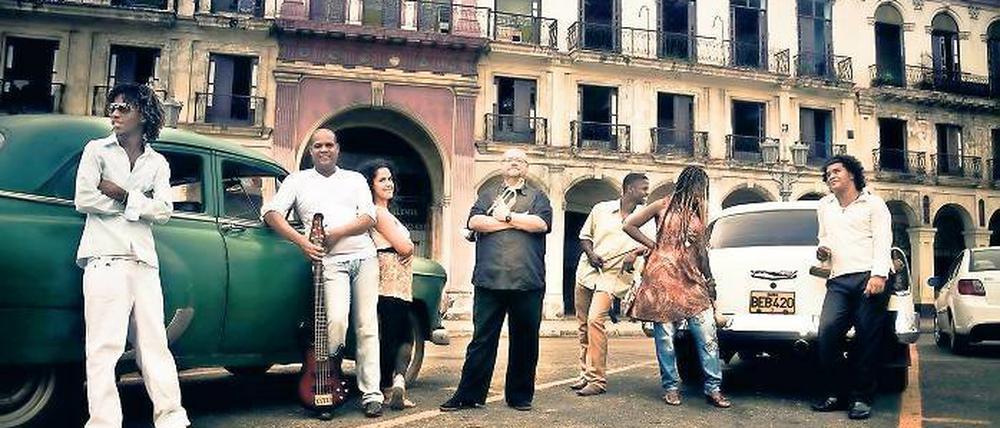 Das ist nicht das Babelsberger Rathaus. Ronald Hänsch (Mi) mit den kubanischen Kollegen Grupo Gala Mayor in Havanna, das zweite Zuhause des Potsdamer Jazztrompeters. Die Musik morgen Abend ist original von der Insel: Latin-Jazz für eine kubanische Party.
