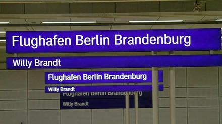 Ihr Zug hat voraussichtlich ... etliche Jahre Verspätung. Dass hier keine Züge halten, ist aber nicht die Schuld der Bahn.