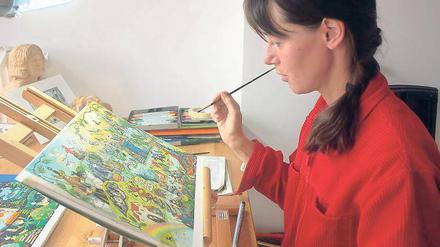 Bis ins letzte Detail. Für ein Wimmelbild braucht die Buchautorin und Illustratorin Anke Reimann mehrere Tage. Auf den Bildern sind viele kleine Figuren, Häuser und Landschaften zu sehen – die werden erst vorgezeichnet und dann mit Farbe angemalt.