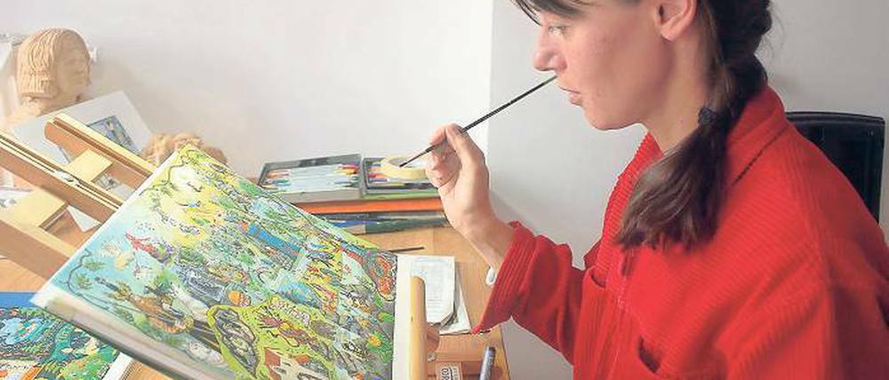 Bis ins letzte Detail. Für ein Wimmelbild braucht die Buchautorin und Illustratorin Anke Reimann mehrere Tage. Auf den Bildern sind viele kleine Figuren, Häuser und Landschaften zu sehen – die werden erst vorgezeichnet und dann mit Farbe angemalt.