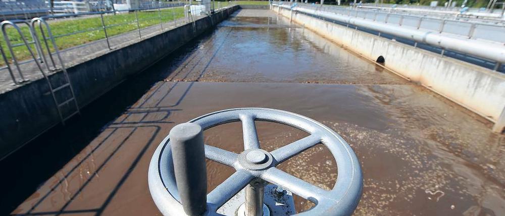 Grundsatzfrage im Abwasserstreit weiter offen. Von den Gerichten wird eine Antwort darauf erwartet, ob die Verbände überhaupt Beiträge von den Altanschließern nehmen dürfen.
