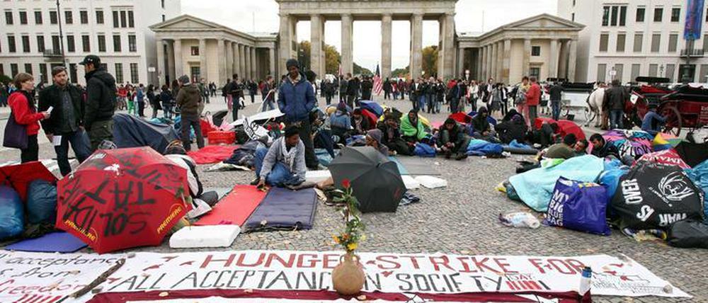 Symbolträchtiger Ort: Seit Montag ist eine Gruppe von Flüchtlingen vor dem Brandenburger Tor in einen Hungerstreik getreten.