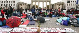 Symbolträchtiger Ort: Seit Montag ist eine Gruppe von Flüchtlingen vor dem Brandenburger Tor in einen Hungerstreik getreten.