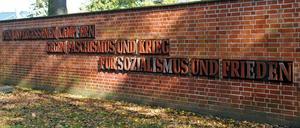 An der Außenmauer des Waldfriedhofes in Hennigsdorf mahnt der Schriftzug "Den Unvergessenen Kämpfern gegen Faschismus und Krieg für Sozialismus und Frieden" vor einem Vergessen. Mit einer Bestattung Erich Priebkes aber könnte der Hennigsdorf zum Wallfahrtsort für Neonazis werden.