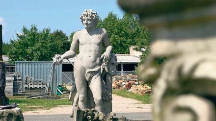 Herkules, wartend. Eine der schon sanierten Figuren.